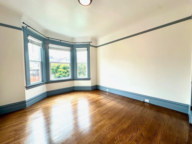 Building Photo - Large, Elegant Home Near USF w/ 6BR, 3BA L...