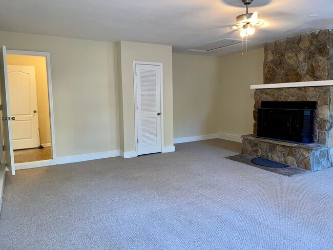 Building Photo - Spacious 3 Bed/2 Bath Ranch with Over 1800...