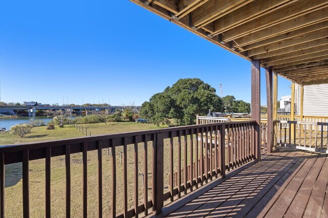 Building Photo - Beachside Living with Beautiful Bay Views