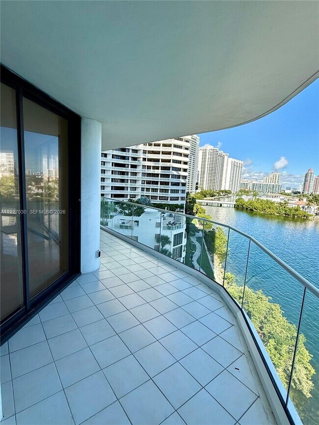 Building Photo - 2800 Island Blvd