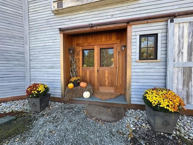Building Photo - 57 Taconic Rd