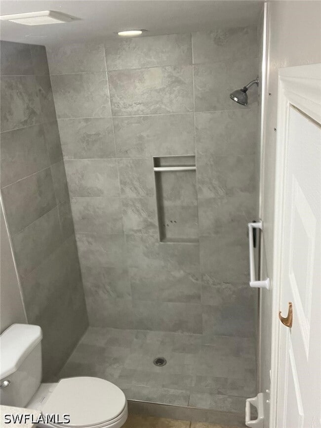 Building Photo - 742 Center Lake St