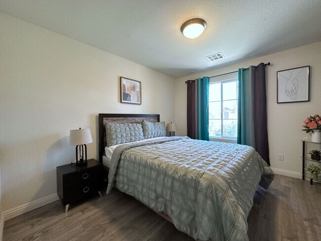Building Photo - 4Bdrm/2.5bath Single Family Home - Fully Furnished