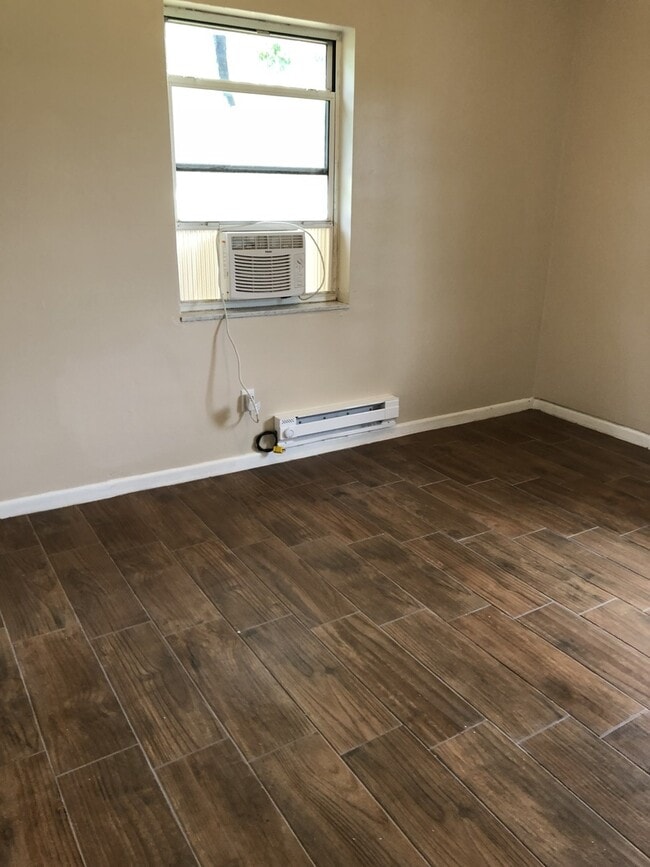 Building Photo - 2 Bed 1 Bath Home | Pet Friendly with Fenced Yard | Washer Dryer Hook Ups | Section 8 Welcome