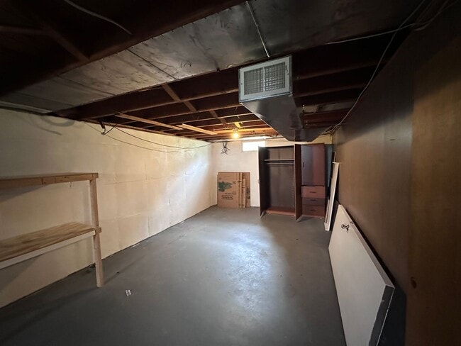 Building Photo - SPACIOUS 2 BEDROOM 1 BATH HOME