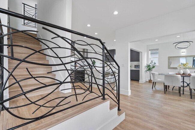 Building Photo - Stunning 4/3 in the Oakland Hills