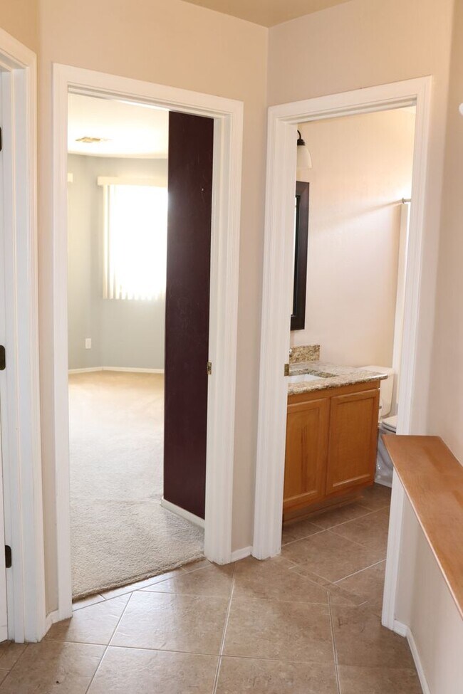 Building Photo - 4943 W Rosebay Dr