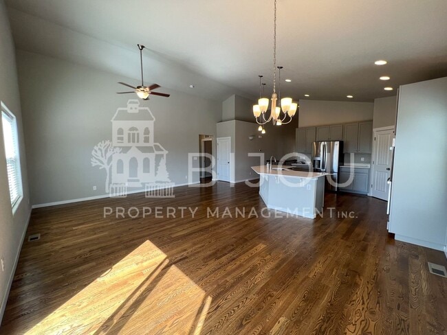 Building Photo - Grand Overlook to the Mountains!