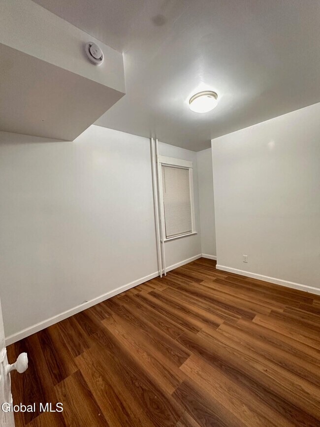 Building Photo - 33 Morris St