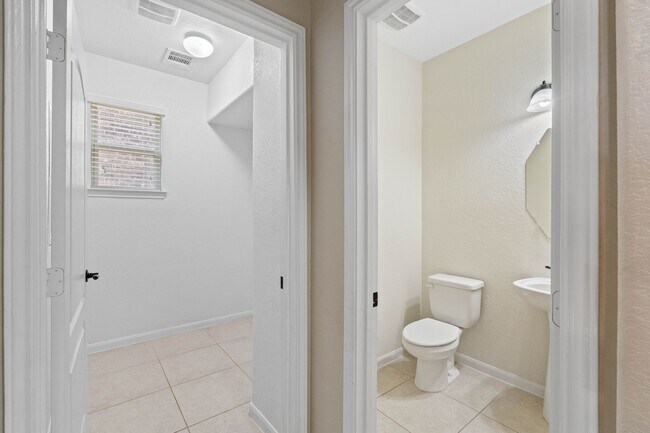 Building Photo - 208 Forest Peak Way