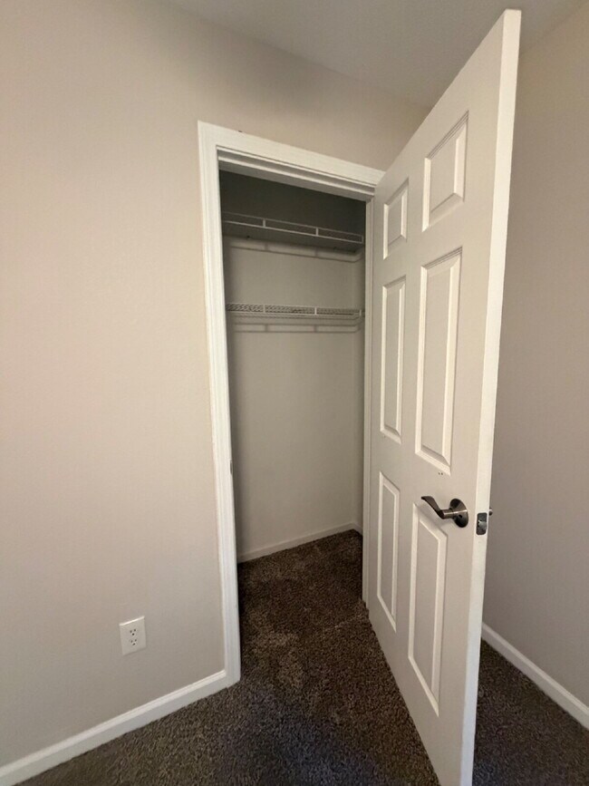 Building Photo - "Charming 4-Bedroom Home with 2.5 Baths on Knox Avenue – A Cozy Retreat in Hollister, MO!"