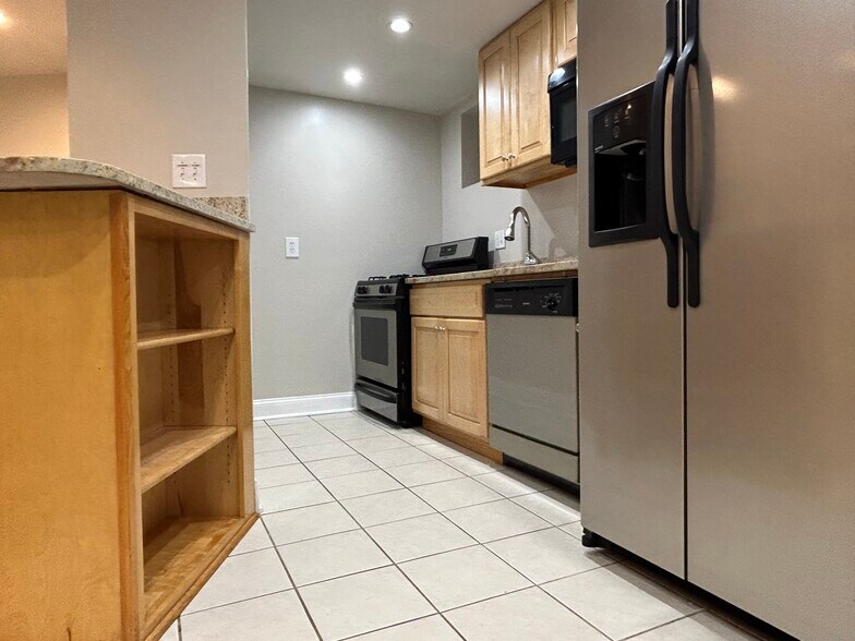 Fully equip Kitchen w/ granite eat at bar/island - 707 College Ave