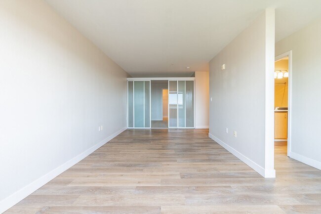 Building Photo - Huge Central Area Studio with PARKING and ...