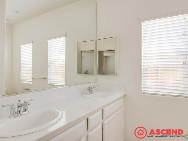 Building Photo - Alluring Home Off Hageman and Rudd Ave!