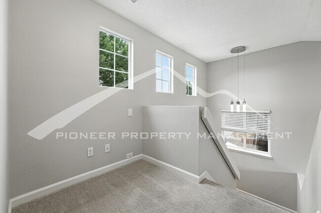 Building Photo - Spacious Home with Washer/Dryer and Centra...