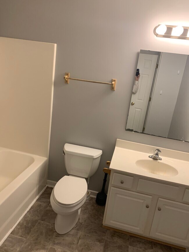 Full bath up staires - 627 Della St