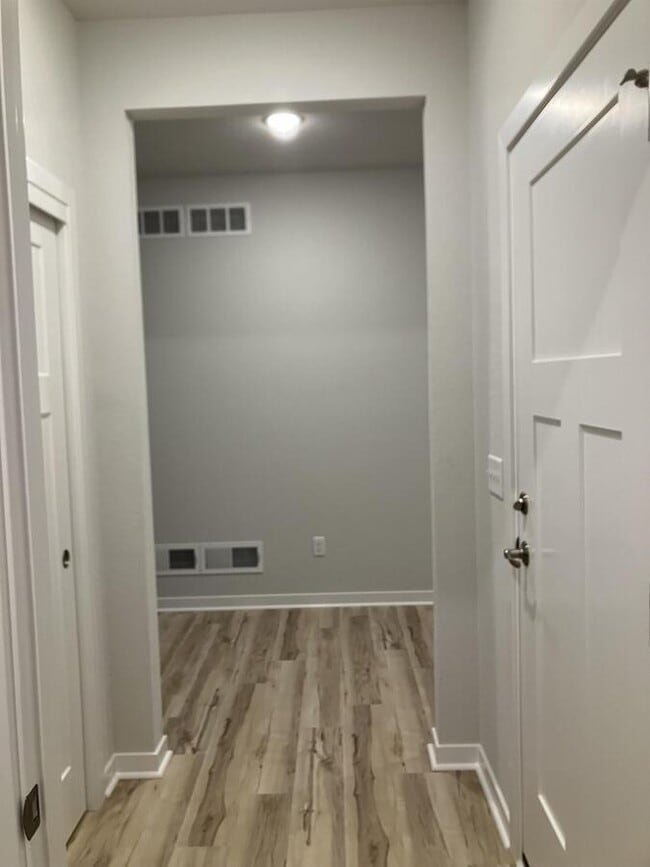 Building Photo - 993 Cascade Cir