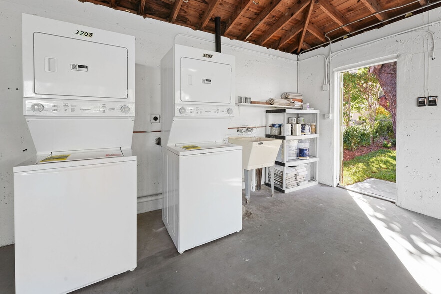 Building Photo - 3705 Ponce de Leon Blvd