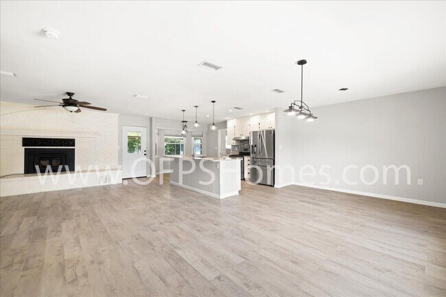 Building Photo - 1112 Coral Dr