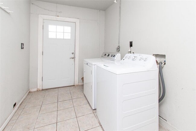 Building Photo - 2524 Berkett Dr