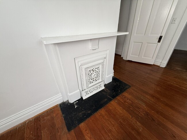 Building Photo - 404 Ewing St