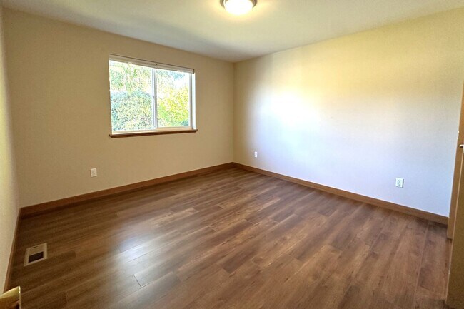 Building Photo - Beautiful Rambler in Gated Camaloch Golf c...