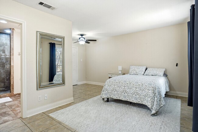 Building Photo - 2412 Emerald Cir