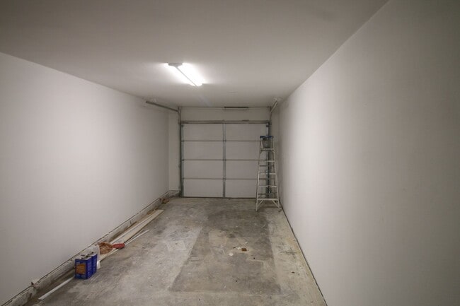 Building Photo - Recently Remodeled 3 Bed 2 Bath!