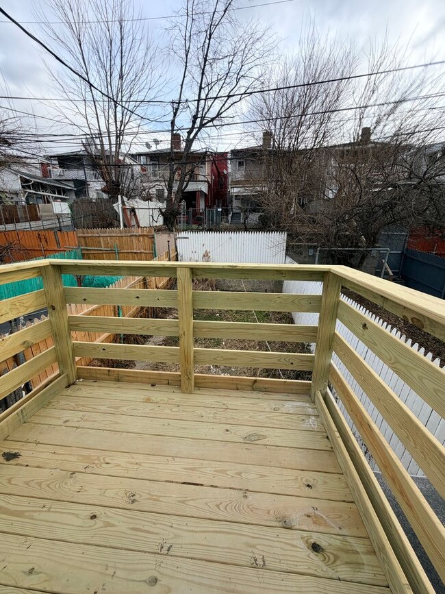 Building Photo - Beautifully remodeled 5/6 bedroom townhouse