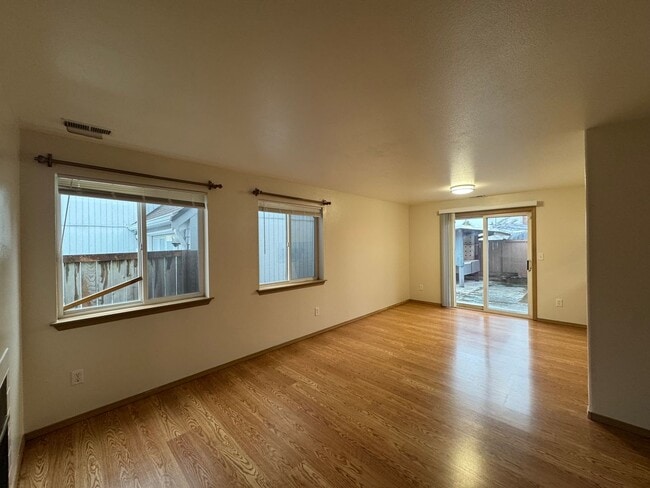 Building Photo - Charming Three Bedroom Near Pacific Ave!