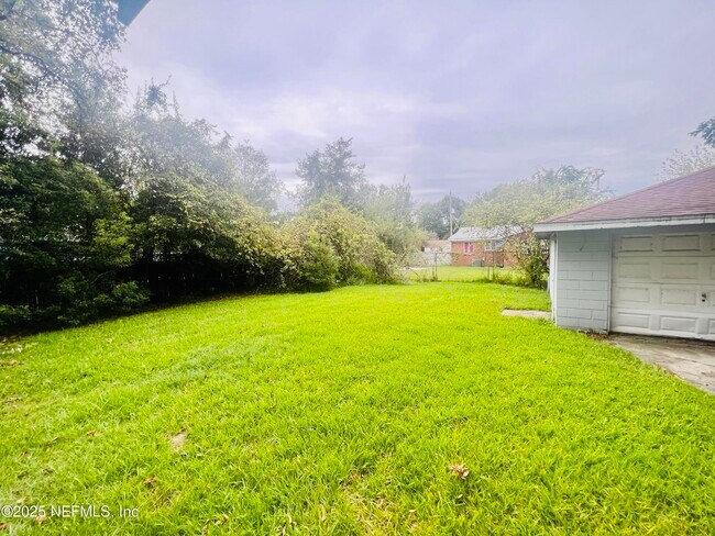 Building Photo - 3340 Sunnybrook Ave N