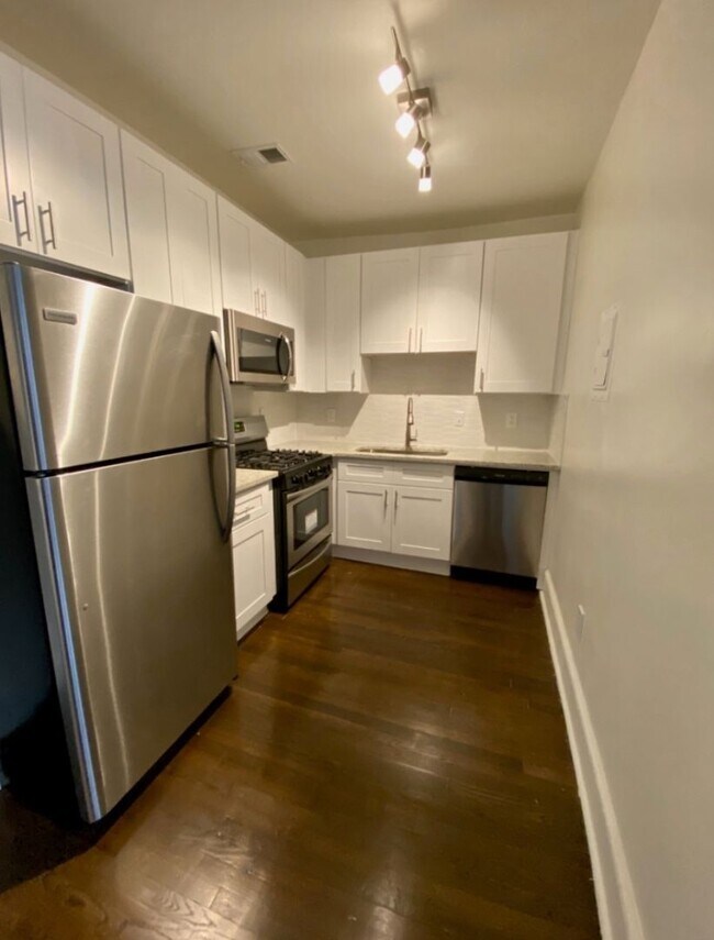 Building Photo - Beltline Living - Top Floor One Bedroom Apartment in VAHI!