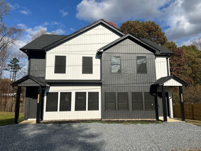 Primary Photo - New townhouse on Candlers Mt! Close to LU....