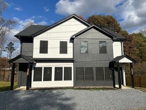 Building Photo - Gorgeous townhome on Candlers Mt! Close to LU.