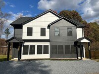 Building Photo - Gorgeous townhome on Candlers Mt! Close to LU.
