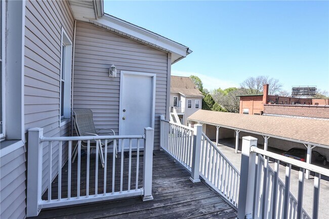 Building Photo - 874 University Ave