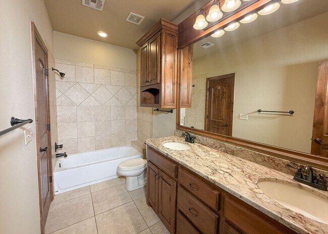 Building Photo - 3 Bed, 2.5 Bath Home in Oxford Park – Open Layout & Tall Ceilings