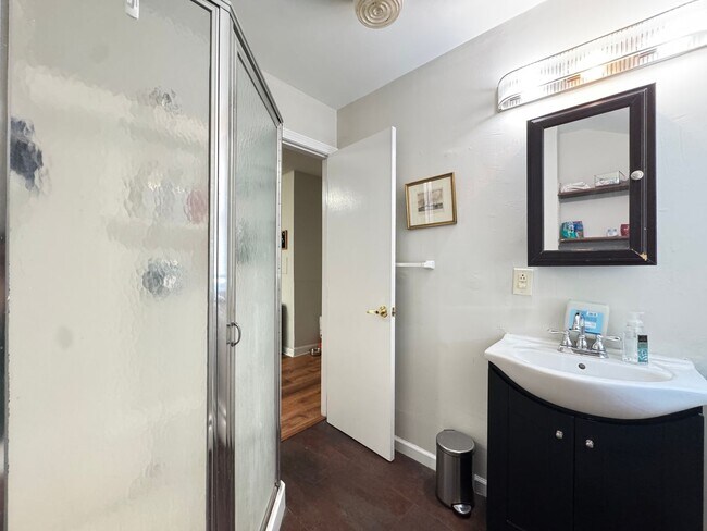 Building Photo - Renovated Beautiful 2BR Near Yale - Science Hill