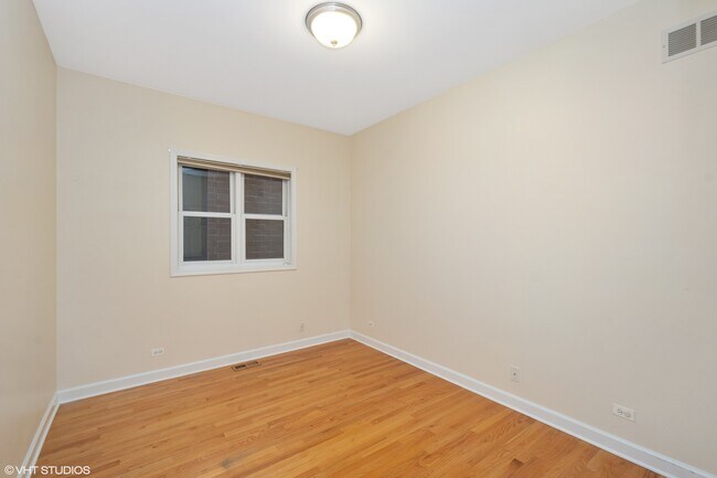 Building Photo - 882 W Lill Ave