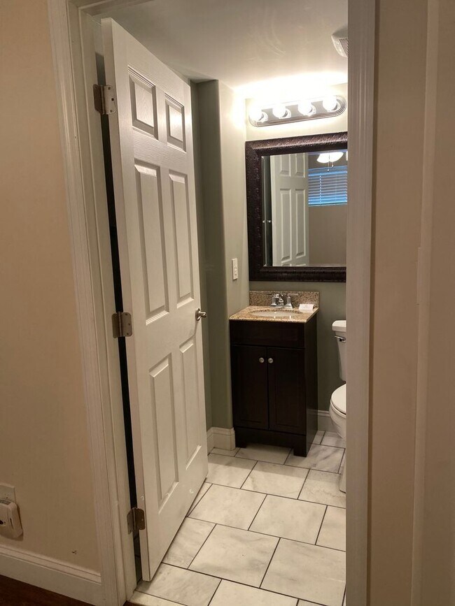 Building Photo - Upgraded 1BR Condo Near UTK | Walk to UT L...