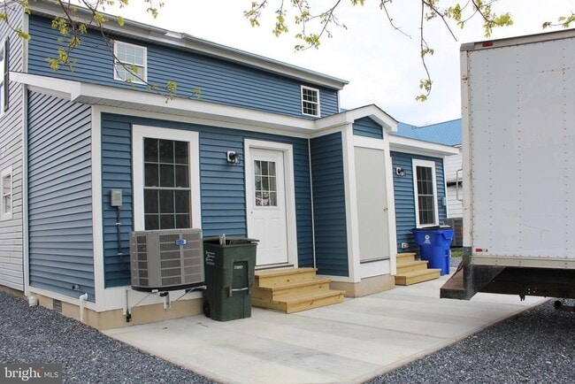 Building Photo - 306 Main St