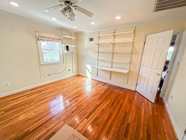 Building Photo - Cheerful 2 Bedroom 2 Bathroom with Spaciou...