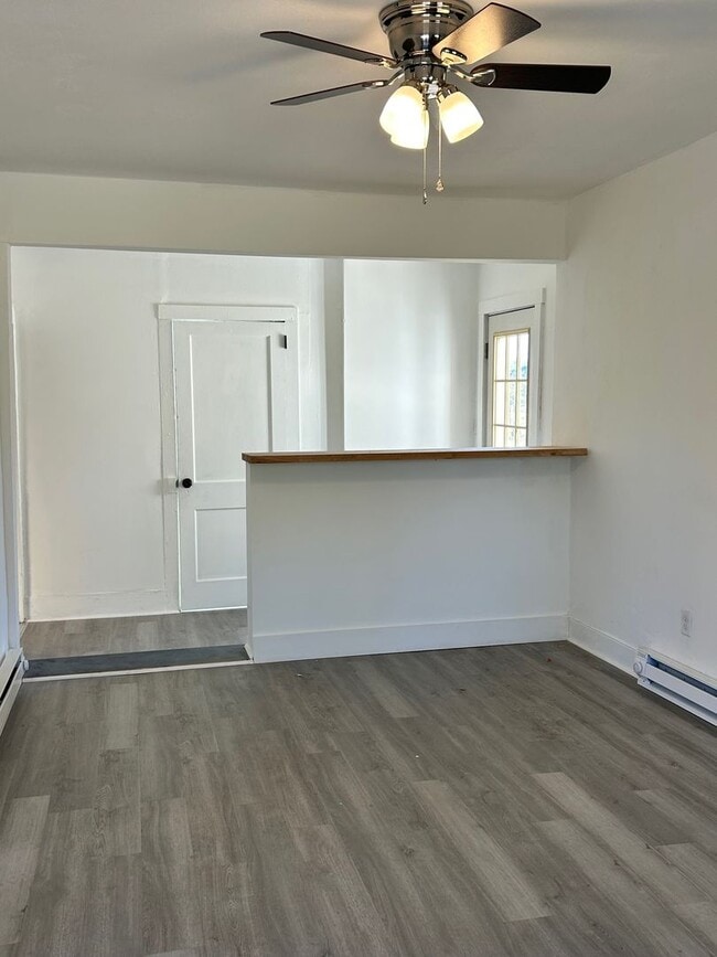 Building Photo - 422 Adam St