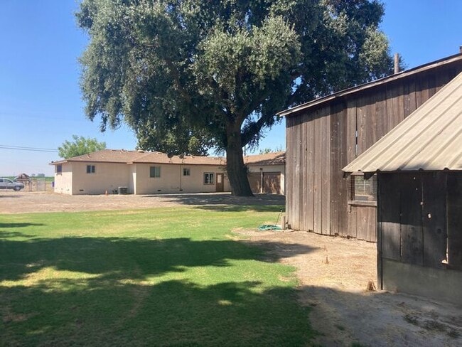 Building Photo - Turlock Country Living 3 Bedroom 2 Bath Home