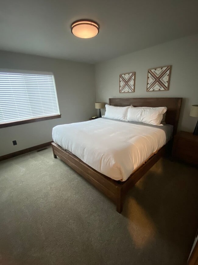 Building Photo - Beautifully 3 bed/2bath Hamilton home Furn...