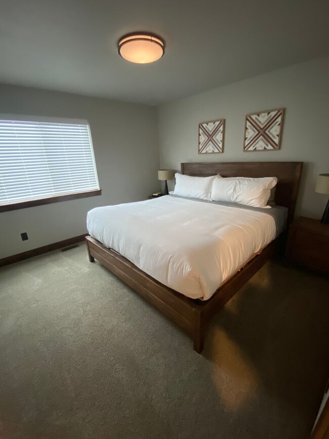Building Photo - Beautifully Furnished 3 bed/2bath Hamilton...