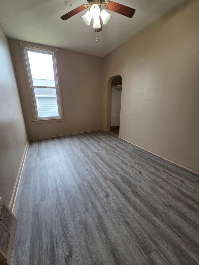 Building Photo - 304 Lake St