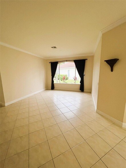 Building Photo - 879 SW Pebble Ln