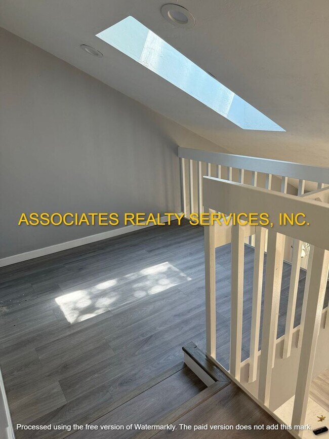 Building Photo - MUST SEE!!! 2BED/2BATH FULLY REMODELED UNI...