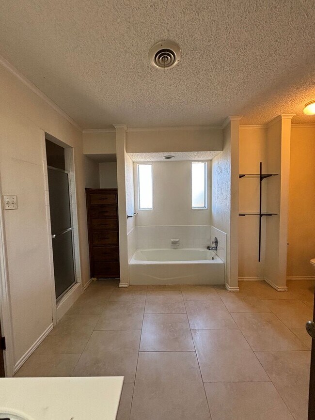 Building Photo - 6008-6010 Shelton St